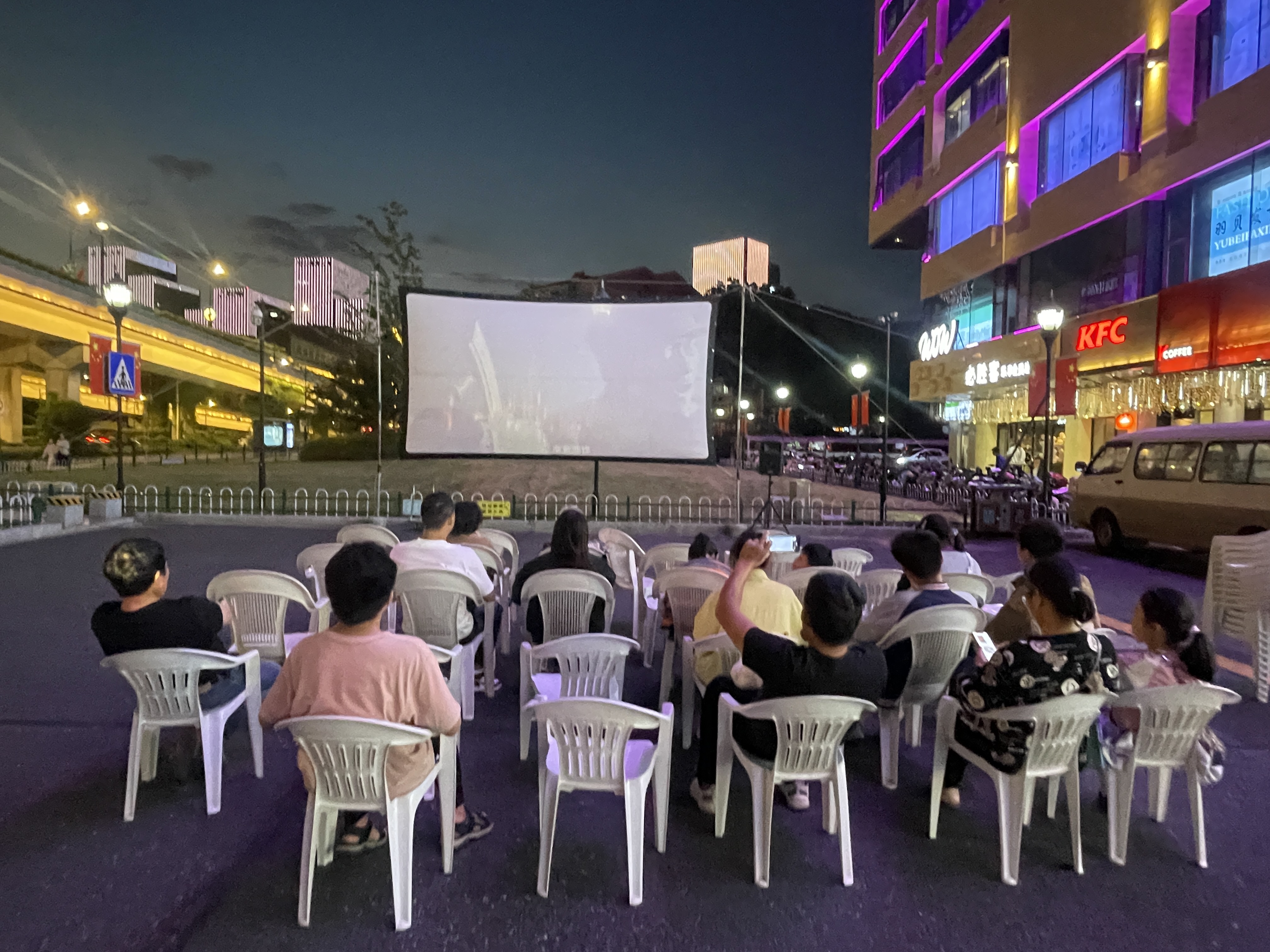 水晶城露天电影放映，点燃红色记忆