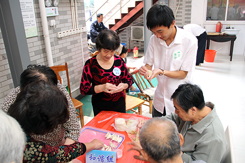 WPK(微扑克)文创园党支部团委走访慰问七古登社区老人 (3).jpg